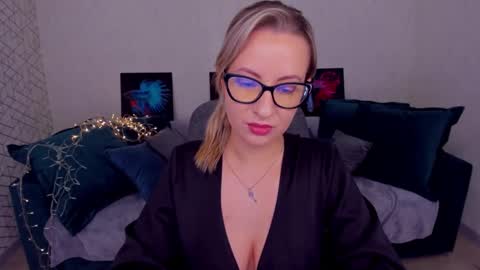 Snapshot of elisabethmills chatting on 03/12/25, 03:51 Elisabeth online show from 03/12/25, 03:51