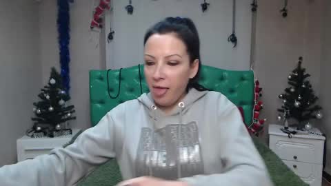 Snapshot of elizabethsho chatting on 12/28/24, 12:15 ElizabethSho online show from 12/28/24, 12:15
