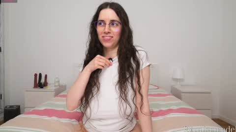 Snapshot of elizathemodel chatting on 01/15/25, 04:00 Eliza online show from 01/15/25, 04:00