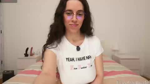 Snapshot of elizathemodel chatting on 02/20/25, 03:52 Eliza online show from 02/20/25, 03:52