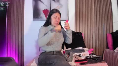Snapshot of ella_rouse1 chatting on 09/19/25, 11:55 ella rouse online show from 09/19/25, 11:55