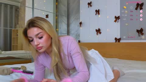 Snapshot of ellamilla chatting on 12/20/24, 09:43 ellamilla online show from 12/20/24, 09:43