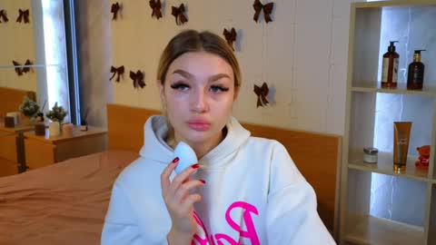 Snapshot of ellamilla chatting on 12/24/24, 05:27 ellamilla online show from 12/24/24, 05:27