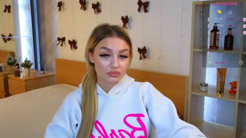 Snapshot of ellamilla chatting on 12/24/24, 08:33 ellamilla online show from 12/24/24, 08:33