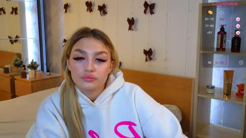 Snapshot of ellamilla chatting on 12/24/24, 11:38 ellamilla online show from 12/24/24, 11:38