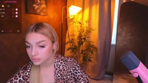 Snapshot of ellamilla chatting on 01/14/25, 09:35 ellamilla online show from 01/14/25, 09:35