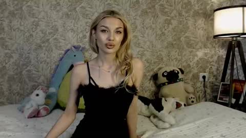 Snapshot of ellamilla chatting on 11/19/25, 10:48 ellamilla online show from 11/19/25, 10:48