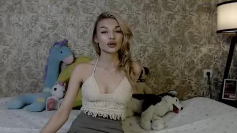 Snapshot of ellamilla chatting on 11/23/25, 10:48 ellamilla online show from 11/23/25, 10:48