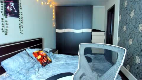 Luna online show from 10/22/25, 01:44