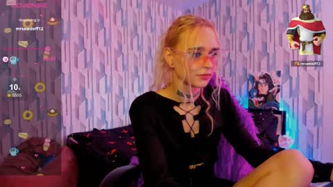 Snapshot of elli_26 chatting on 12/17/24, 09:50 Ellie online show from 12/17/24, 09:50