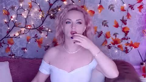 Snapshot of ellianareese chatting on 09/19/25, 02:24 Elliana online show from 09/19/25, 02:24