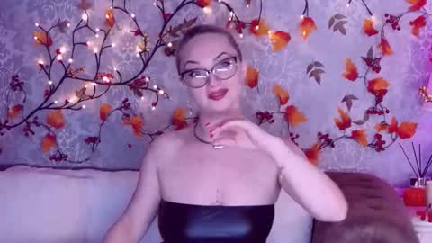 Snapshot of ellianareese chatting on 10/15/25, 05:18 Elliana online show from 10/15/25, 05:18