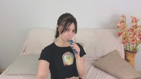 Snapshot of ellie_babyy chatting on 01/14/25, 08:41 Ellie online show from 01/14/25, 08:41