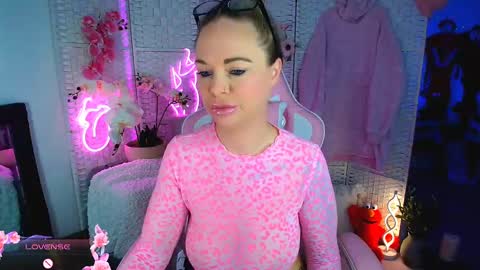Snapshot of elliekarrrx chatting on 01/17/25, 01:04 EllieKarr online show from 01/17/25, 01:04