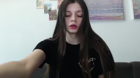 Snapshot of elliewalkersdreamgirl chatting on 03/04/25, 05:34 Effie1818 online show from 03/04/25, 05:34