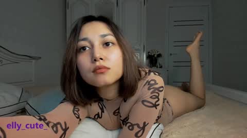 Snapshot of elly_cute_ chatting on 01/25/25, 01:32 Elly Cute online show from 01/25/25, 01:32