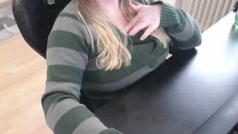 Elly online show from 10/21/25, 01:56