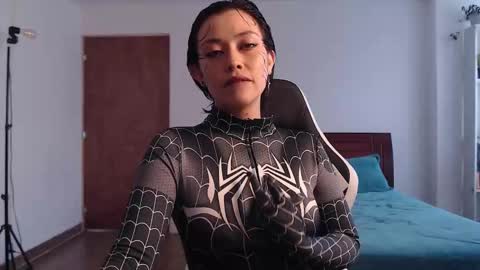 Snapshot of elly_uwuw chatting on 10/17/25, 06:21 Emy Castro online show from 10/17/25, 06:21