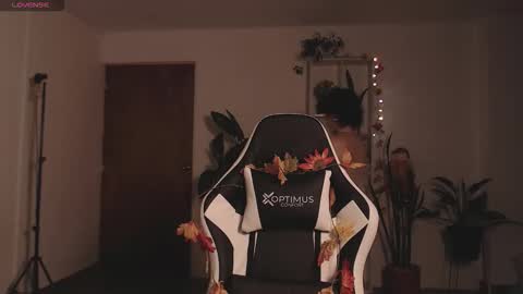 Snapshot of elly_uwuw chatting on 10/23/25, 11:24 Emy Castro online show from 10/23/25, 11:24