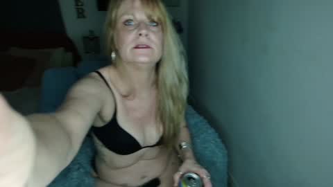 Snapshot of emberpheonixxx chatting on 12/02/24, 02:09 Ember Pheonixxx online show from 12/02/24, 02:09