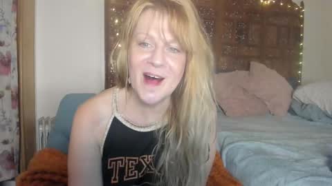 Snapshot of emberpheonixxx chatting on 10/19/25, 12:33 Ember Pheonixxx online show from 10/19/25, 12:33