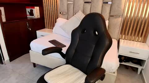 Emily  online show from 09/17/25, 09:38