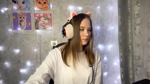 Snapshot of emelinekinloch chatting on 10/07/25, 06:43 Nika online show from 10/07/25, 06:43