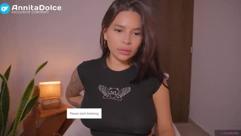 Snapshot of emely_dolce chatting on 09/21/25, 10:00 ana online show from 09/21/25, 10:00