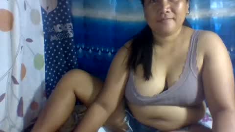Snapshot of emelybloom123 chatting on 02/06/25, 11:48 emelybloom123 online show from 02/06/25, 11:48