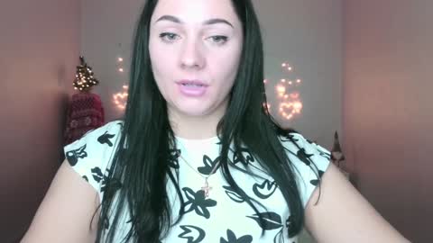 Snapshot of emelyblum chatting on 12/23/24, 02:02 Emely online show from 12/23/24, 02:02