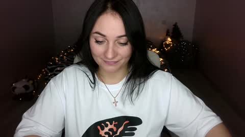 Snapshot of emelyblum chatting on 01/26/25, 05:23 Emely online show from 01/26/25, 05:23