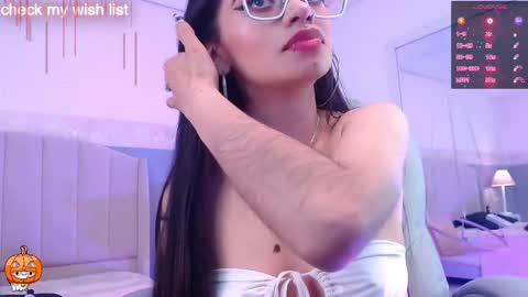 Snapshot of emerald_gh chatting on 10/09/25, 02:09 Danna online show from 10/09/25, 02:09