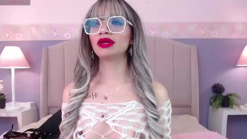 Snapshot of emerald_gh chatting on 10/22/25, 08:08 Danna online show from 10/22/25, 08:08