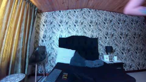 Emilia Gomez online show from 10/21/25, 01:45