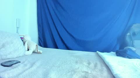 Snapshot of emiily15_ chatting on 01/28/25, 05:46 Emi online show from 01/28/25, 05:46