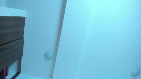 Snapshot of emiily15_ chatting on 02/18/25, 06:37 Emi online show from 02/18/25, 06:37