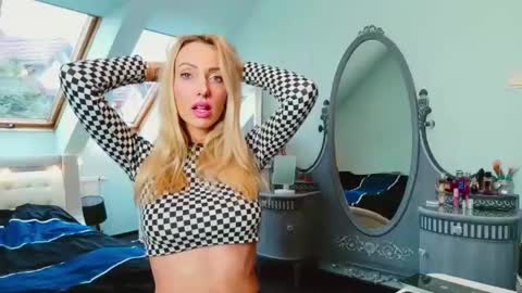 Emila online show from 01/31/25, 09:16