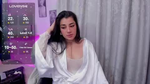 Snapshot of emilayton_ chatting on 01/22/25, 04:23 emilayton_ online show from 01/22/25, 04:23