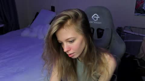 Snapshot of emili_sweet__ chatting on 12/16/24, 01:54 emili_sweet__ online show from 12/16/24, 01:54