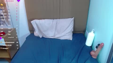 Snapshot of emiliaclark1 chatting on 02/20/25, 10:37 E M I L Y online show from 02/20/25, 10:37