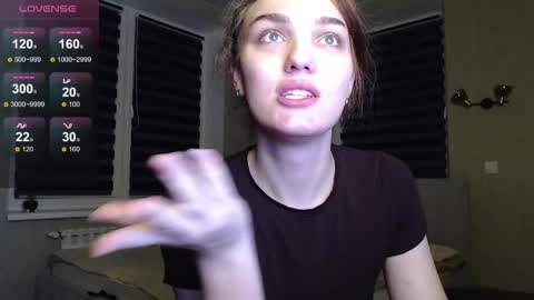 Snapshot of emiliarhodes chatting on 10/19/25, 10:54 Emi online show from 10/19/25, 10:54