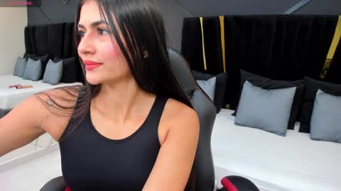 Snapshot of emiliee_xx chatting on 12/06/24, 05:00 Emillie online show from 12/06/24, 05:00