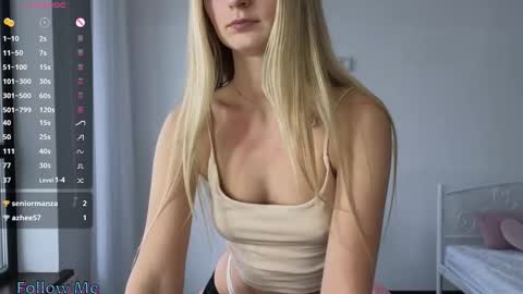 Snapshot of emilly___ chatting on 11/21/25, 07:40 Emilly online show from 11/21/25, 07:40