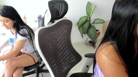 Snapshot of emillybrowm chatting on 10/29/25, 01:46 Emilly online show from 10/29/25, 01:46