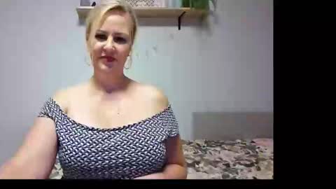 Snapshot of emillykiss chatting on 09/10/25, 10:54 EmillyLove online show from 09/10/25, 10:54