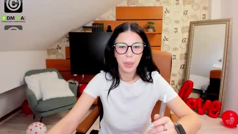 Snapshot of emillytaylor chatting on 03/06/25, 04:41 EmillyTaylor online show from 03/06/25, 04:41
