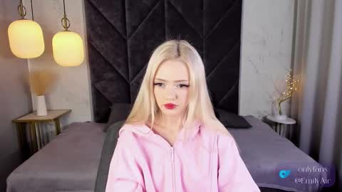 Snapshot of emily_air chatting on 11/08/25, 04:40 Emily online show from 11/08/25, 04:40