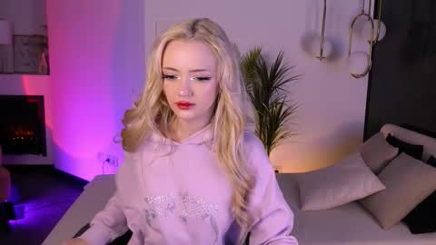 Snapshot of emily_air chatting on 11/13/25, 04:39 Emily online show from 11/13/25, 04:39