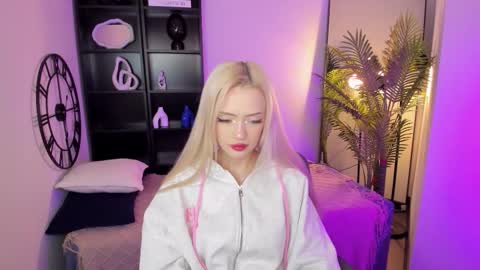 Snapshot of emily_air chatting on 11/19/25, 03:45 Emily online show from 11/19/25, 03:45