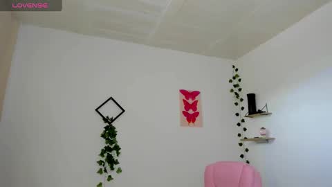 Snapshot of emily_coraline chatting on 12/09/24, 03:54 Emily online show from 12/09/24, 03:54